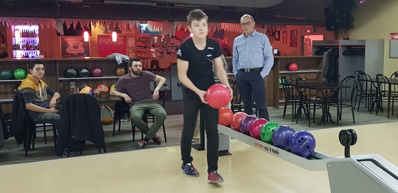 Mitarbeiter am Bowling spielen | © Buchmann Schreinerei AG