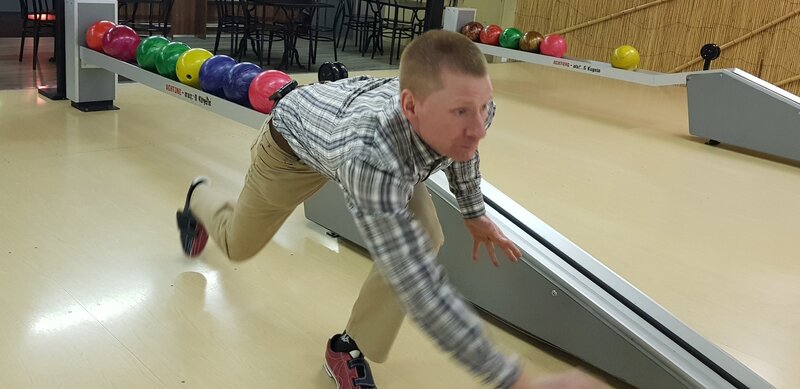 Mitarbeiter schiesst Bowlingkugel | © Buchmann Schreinerei AG