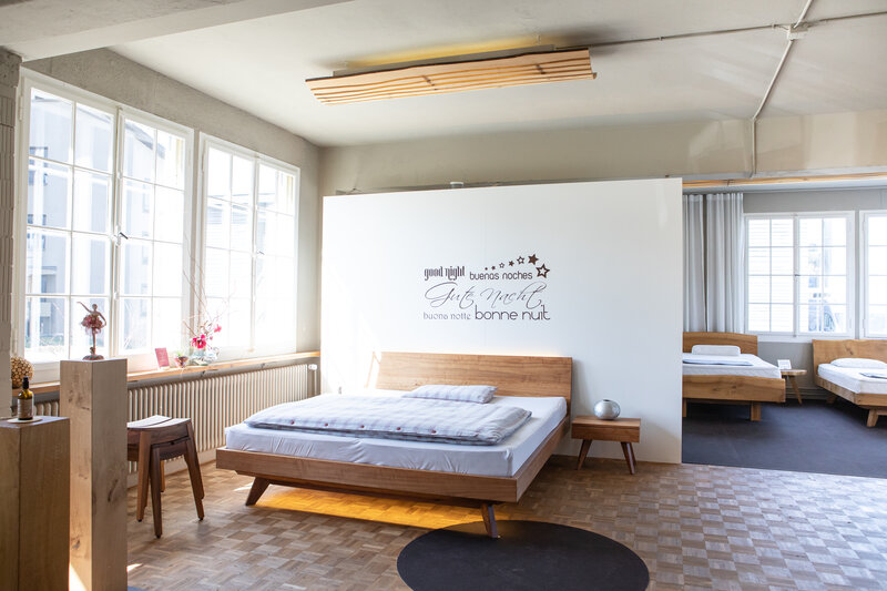 Schlafzimmereinrichtung, Massivholzbett. Massivholznachttisch | © Buchmann Schreinerei AG