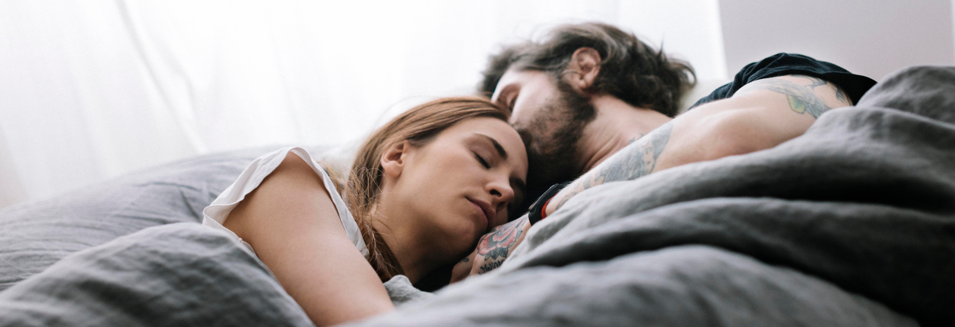 Schlafendes Paar im Bett Frau und Mann | © Buchmann Schreinerei AG