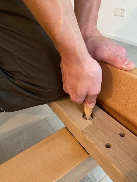 Holzschrauben montieren, metallfreies Bett | © Buchmann Schreinerei AG