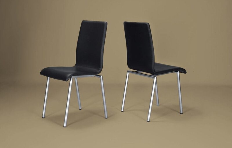 Lederstuhl | © Buchmann Schreinerei AG Zwei Lederstühle in schwarz, Metallgestell | © Buchmann Schreinerei AG