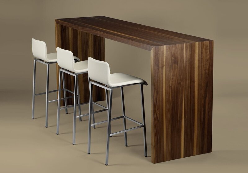 Barstuhl aus Leder | © Buchmann Schreinerei AG Drei weisse Barstühle ohne Lehne aus Leder mit Metallbeinen, Holzhochtisch | © Buchmann Schreinerei AG