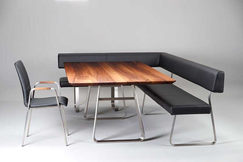 Eckbank und ein Stuhl aus Leder in schwarz, Massivholztisch in der Mitte | © Buchmann Schreinerei AG