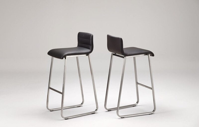 Barhocker aus Leder | © Buchmann Schreinerei AG Zwei Barhocker aus schwarzem Leder mit Metallbeinen | © Buchmann Schreinerei AG