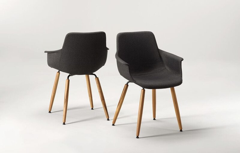 Schalenstuhl mit Lehne | © Buchmann Schreinerei AG Zwei Schalenstühle mit Lehne in Schwarz | © Buchmann Schreinerei AG