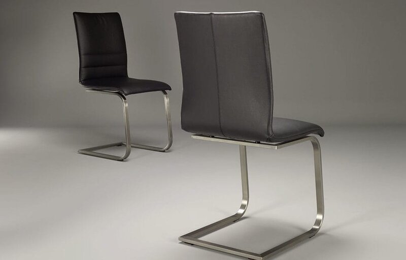 Stuhl aus Leder | © Buchmann Schreinerei AG Zwei Lederstühle in schwarz mit U-förmigem Metallgestell | © Buchmann Schreinerei AG
