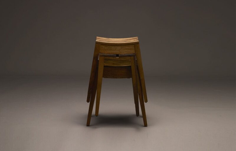 Hocker aus Holz | © Buchmann Schreinerei AG Drei Hocken ohne Lehne aus Massivholz gestapelt | © Buchmann Schreinerei AG