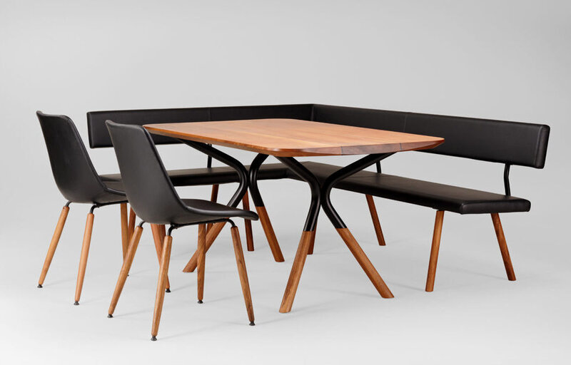 Eckbank mit Tisch | © Buchmann Schreinerei AG Eckbank mit zwei Stühlen und einem Massivholztisch | © Buchmann Schreinerei AG
