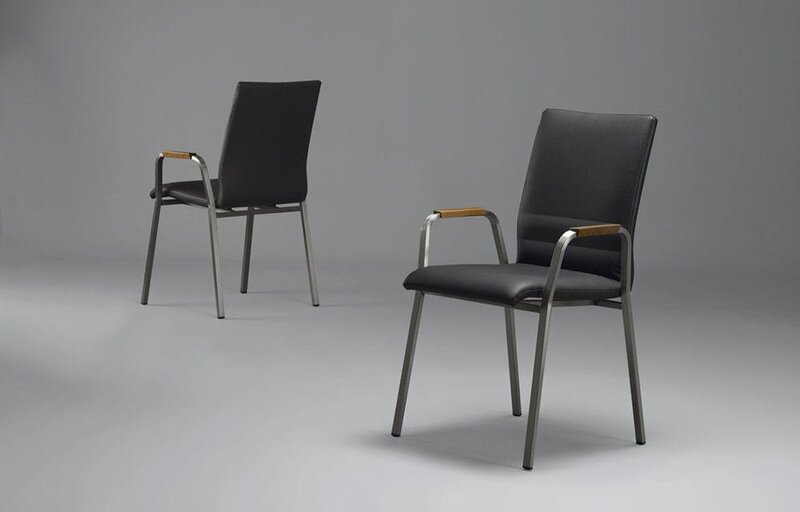 Lederstühle schwarz | © Buchmann Schreinerei AG Zwei Lederstühle in Schwarz mit Lehne, Metallgestell | © Buchmann Schreinerei AG