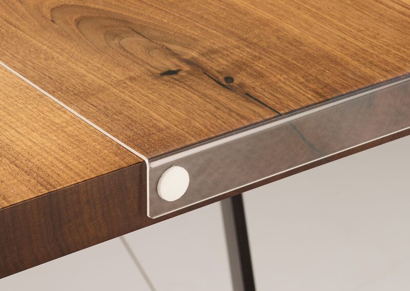 Tischschutz mit selbstklebendem Klett an Tischkante befestigt | © Buchmann Schreinerei AG