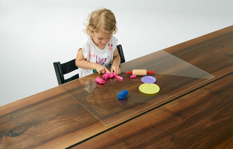 Tischschutz | © Buchmann Schreinerei AG Tischschutz mit selbstklebendem Klett, Kind am spielen mit Knete | © Buchmann Schreinerei AG