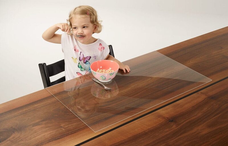 Tischschutz | © Buchmann Schreinerei AG Tischschutz mit selbstklebendem Klett, Kind am essen | © Buchmann Schreinerei AG