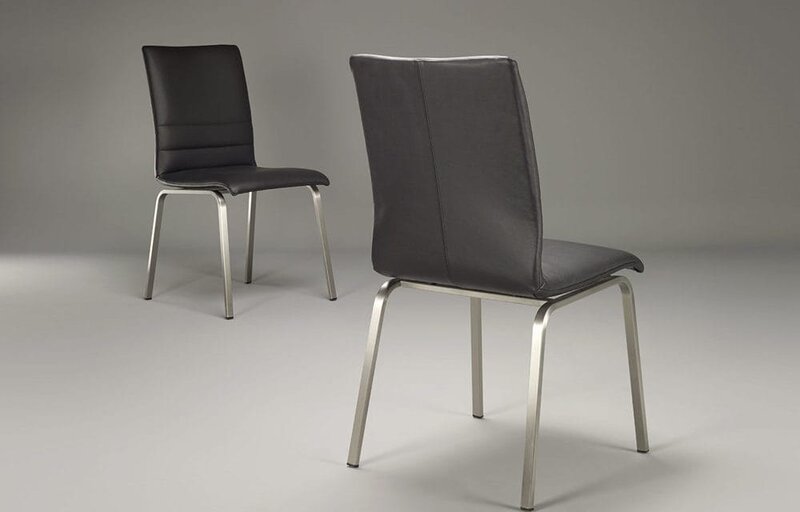 Lederstuhl schwarz | © Buchmann Schreinerei AG Zwei Lederstühle in schwarz, Metallgestell | © Buchmann Schreinerei AG