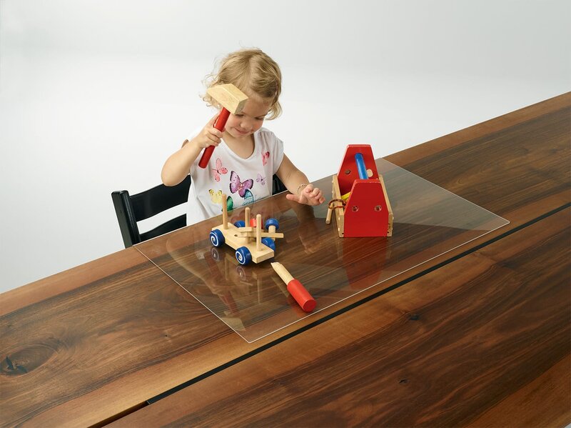 Tischschutz | © Buchmann Schreinerei AG Tischschutz mit selbstklebendem Klett, Kind am spielen | © Buchmann Schreinerei AG