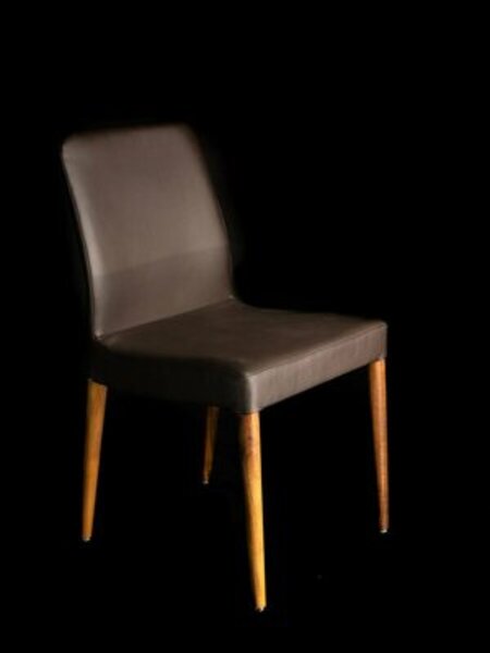 Stuhl aus schwarzem Leder und Holz | © Buchmann Schreinerei AG