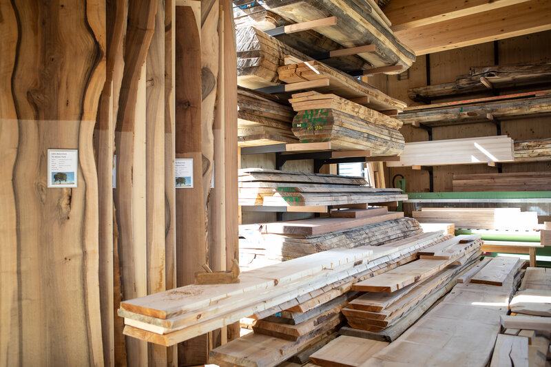 Holzbibliothek mit verschiedenen Holzbrettern | © Buchmann Schreinerei AG